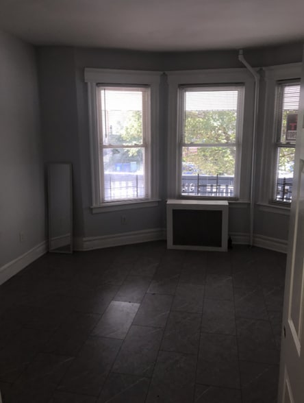 Primary Photo - 182 Seymour Ave