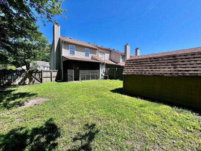 Building Photo - Newly remodeled 3 bed 2.5 bath townhome in...