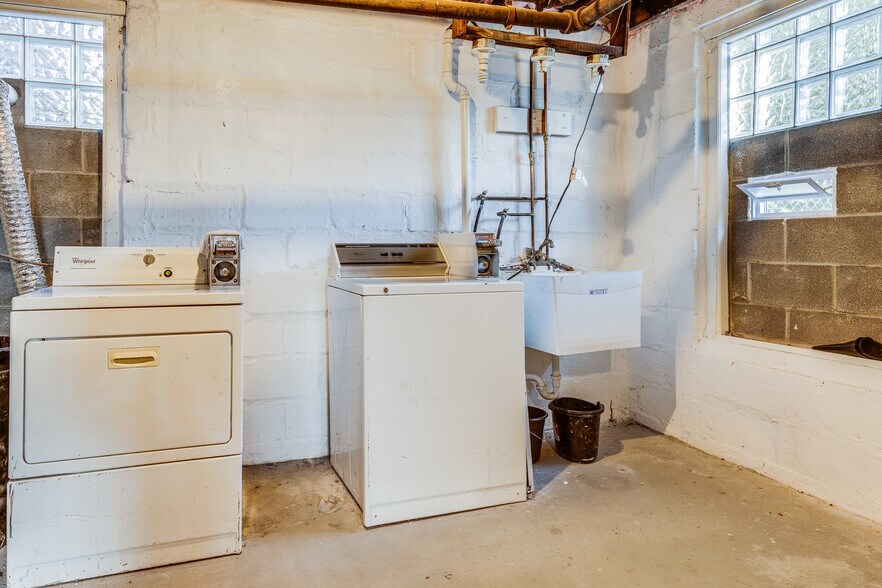 Building Photo - 1166 South Ave