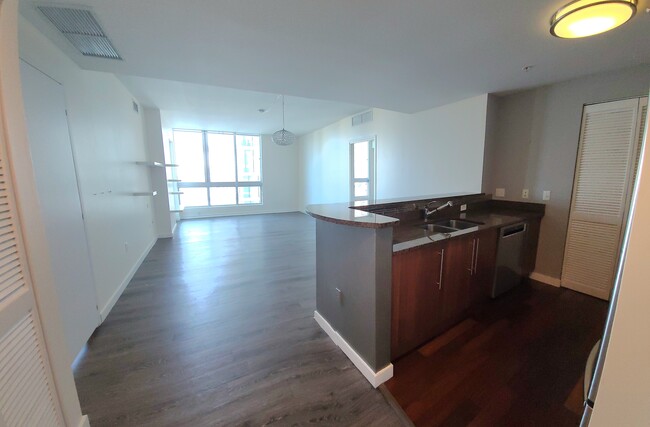 Living room/kitchen - 300 S Biscayne Blvd