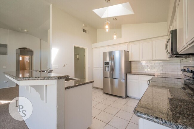 Building Photo - North West Fresno Home, 3BR/2BA, Built 1995 - Lots of Amenities!