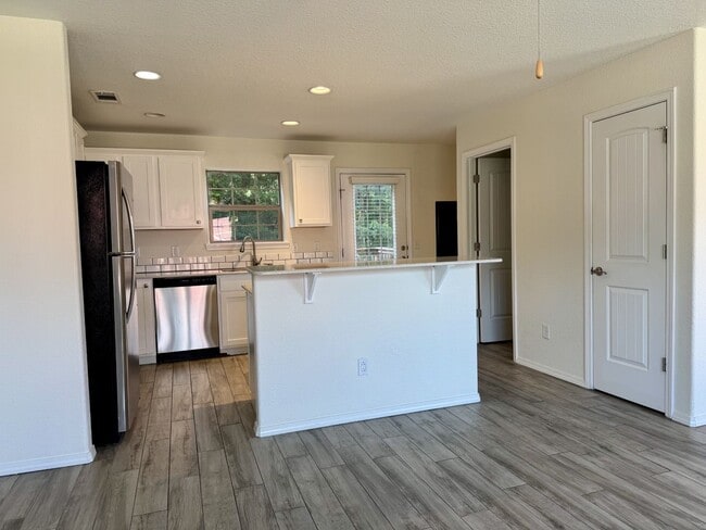 Building Photo - Nice 2 bedroom townhome close to I-49