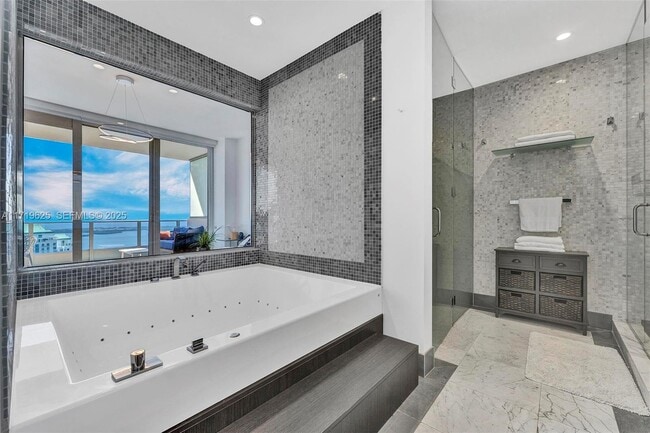 Building Photo - 200 Biscayne Blvd Way