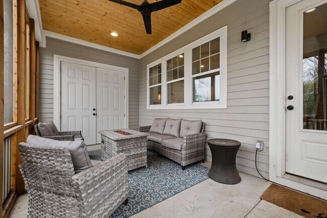 Building Photo - 6368 Alamo Pl