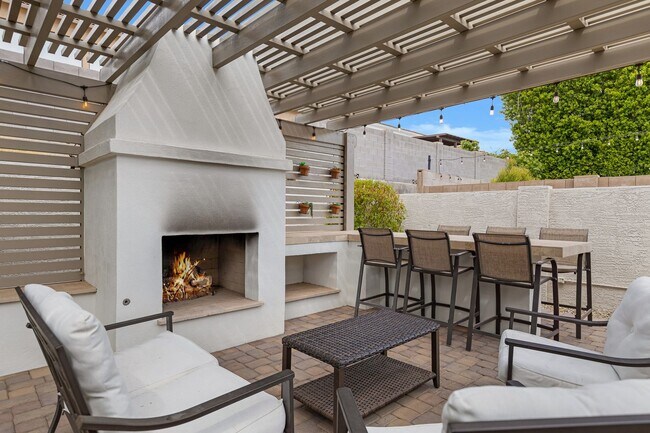 Building Photo - 4 Bedroom/2 Bathroom Remodeled home with S...