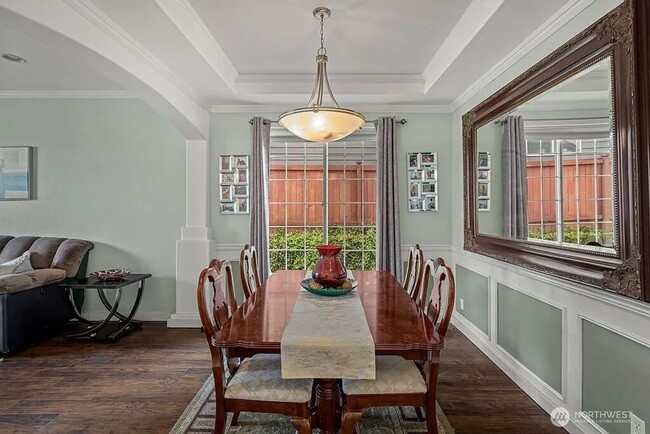 Building Photo - Beautiful Craftsman Marysville!
