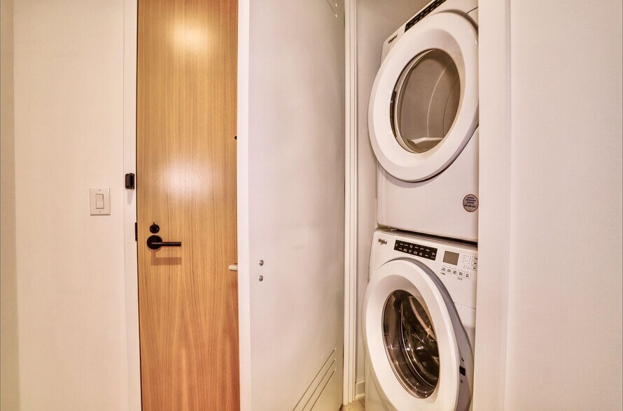 Building Photo - 151 Bay St