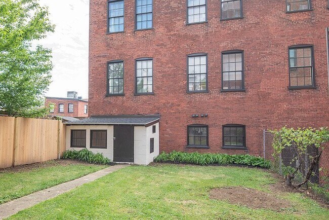 Building Photo - 323 N Mulberry St