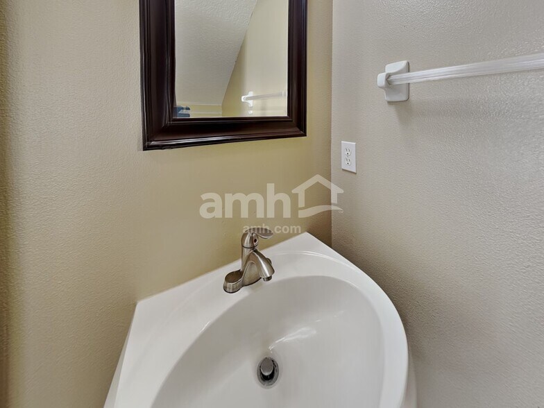 Building Photo - 1907 Seatonham St