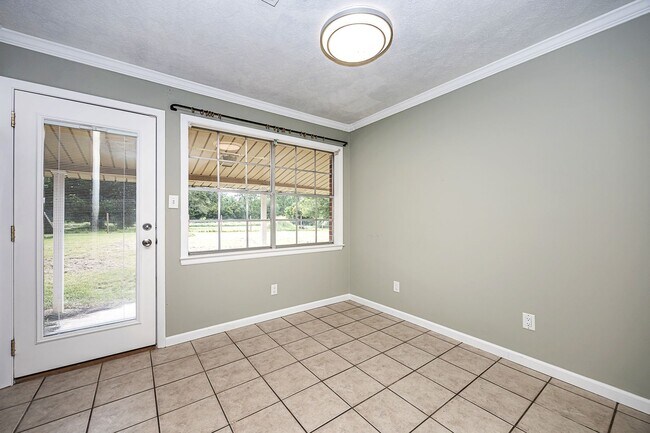 Building Photo - Move in ready 3 Bed 2 Bath Home in East Central School District!