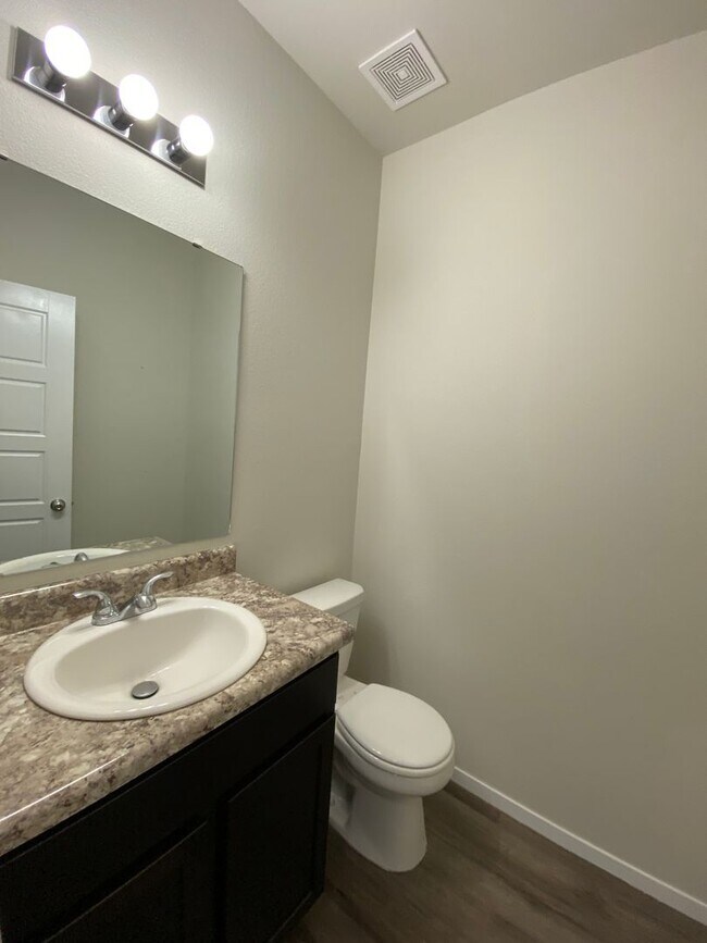 Building Photo - AVAILABLE TODAY! — Comfort & Style -  3 Bed, 2.5 Bath Duplex in Lawlis Ranch