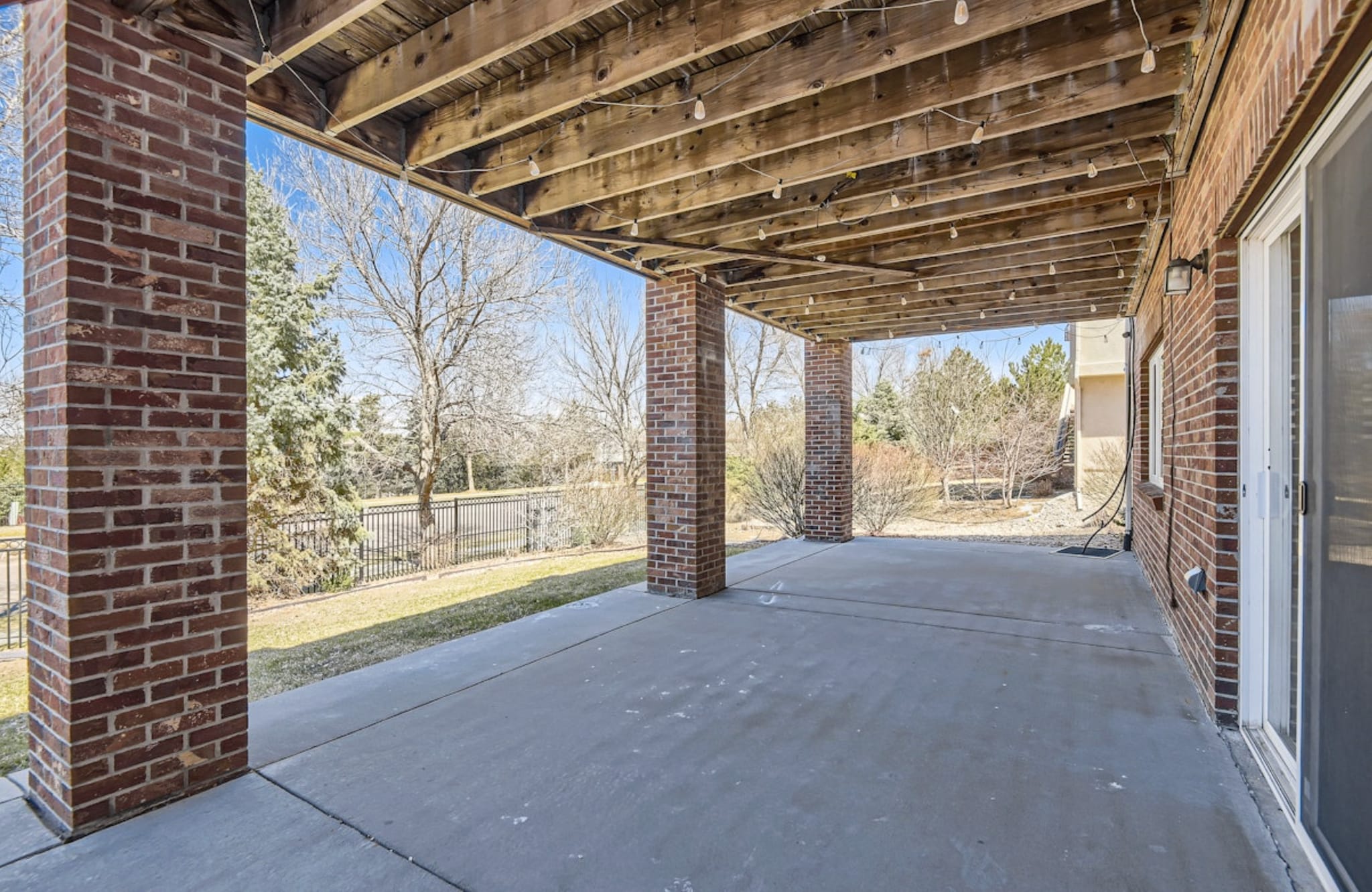 Building Photo - 15721 E Lake Cir