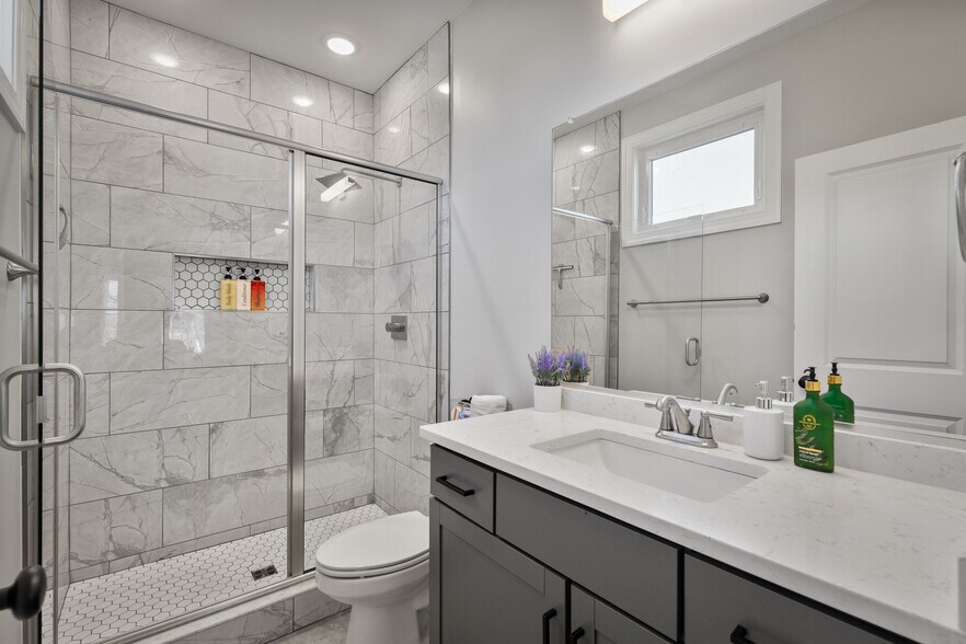 Ensuite Bathroom - 2511 Porter St