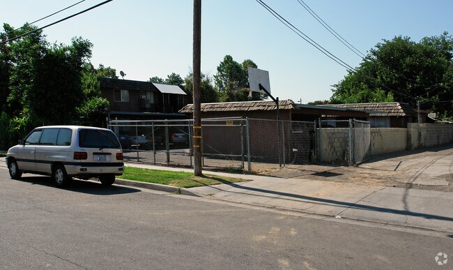 Building Photo - 4688 E Clay Ave