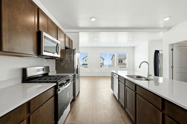 Building Photo - 371 E Levengrove Dr