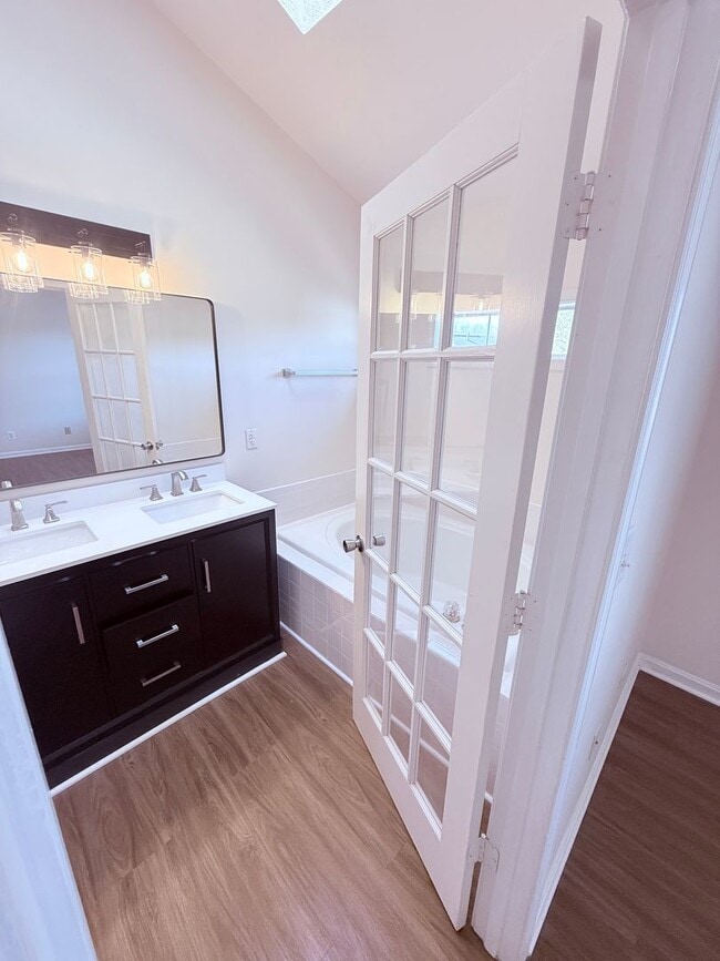 Building Photo - Luxury End Unit Townhome