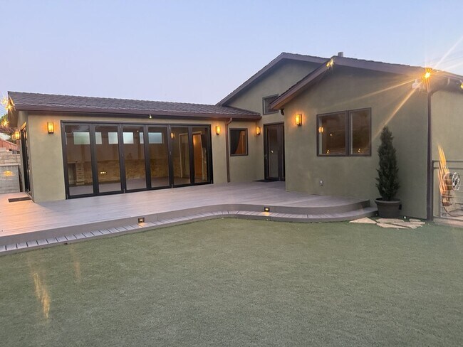 Building Photo - Burbank Hillside 3brm, 3bath Residence.