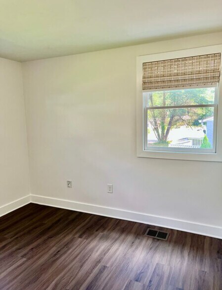 Building Photo - 375 Cologne Dr SE