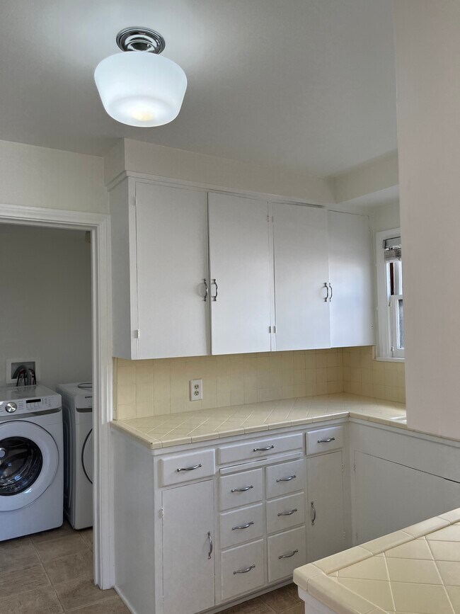 Building Photo - 441 S Doheny Dr