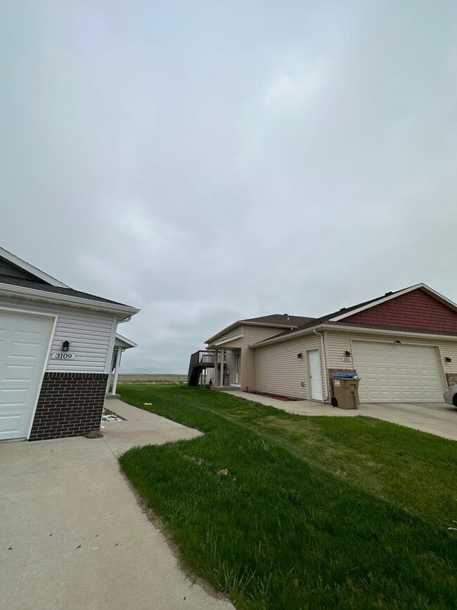 Building Photo - 4 Bedroom Townhome!