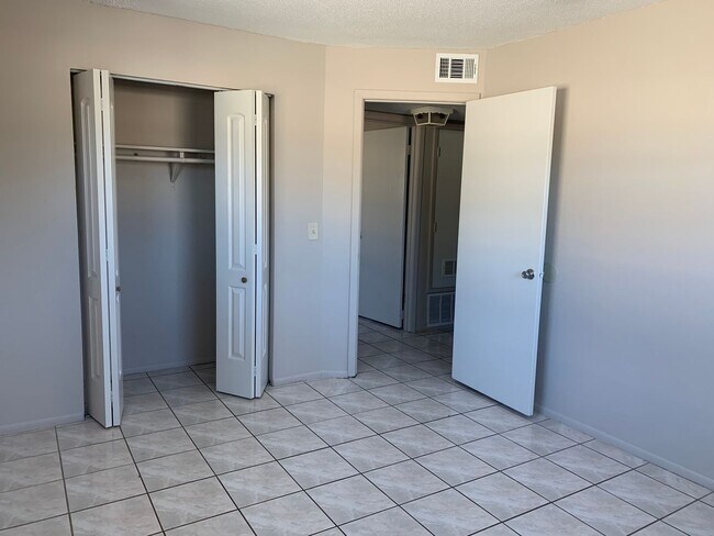 Building Photo - PENDING APPLICATION-2/1 Condo For Rent  in St. Cloud Next Near Excellent Schools