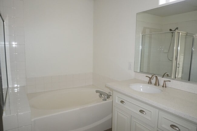 Building Photo - 4 Bedroom Home in Henderson NV!