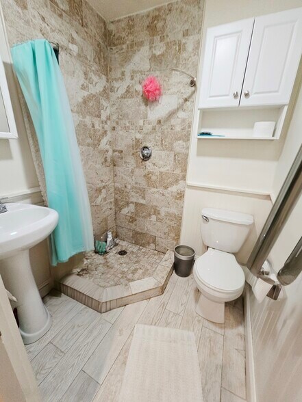 Building Photo - 61 Joy St