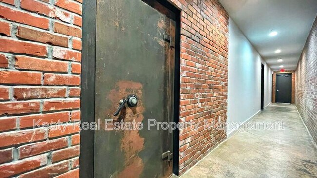 Building Photo - 136 E Cypress St