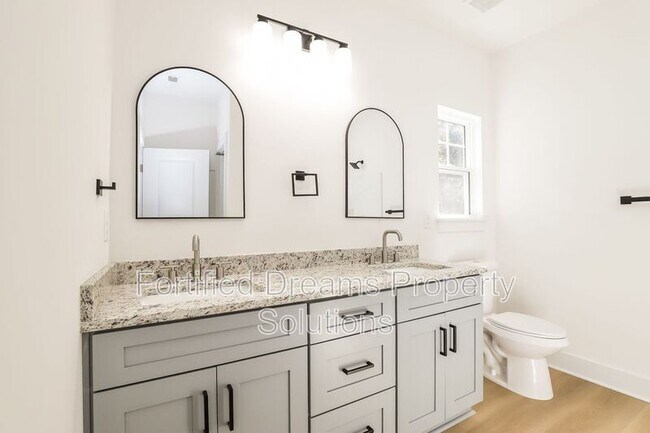 Building Photo - 107 Roanoke St