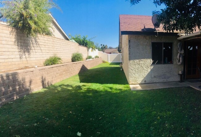 Building Photo - Unbeatable Charm in Camarillo's Colony