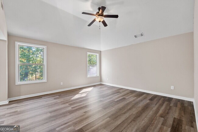 Building Photo - 475 Louise Way