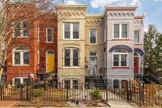 Building Photo - 1033 5th St NE