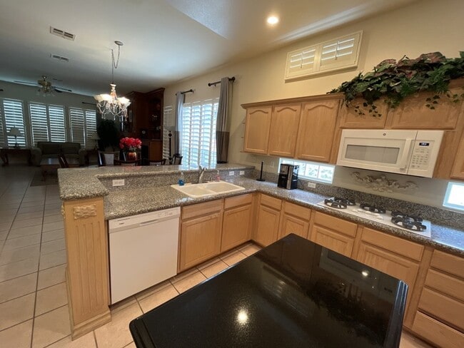 Building Photo - Beautiful 3 bedroom home with pool located in Castle Gate Community