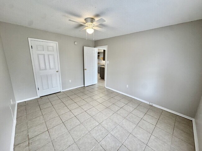 Building Photo - 3600 Pembrook Dr