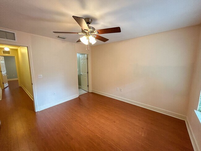 Building Photo - Woods Edge South #147