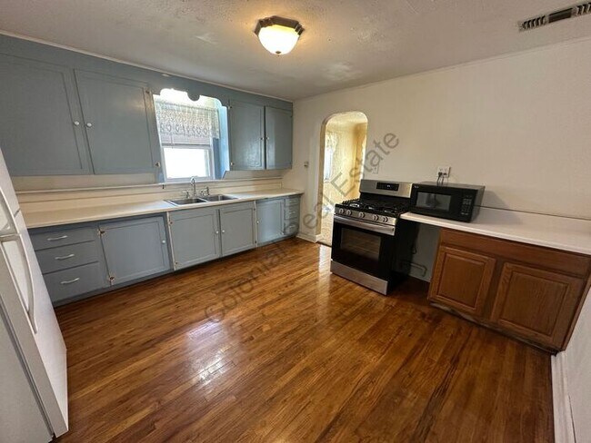 Building Photo - Cozy 2 Bed 1 bath house with detached garage and central Heat and air and washer/dryer hookups in...