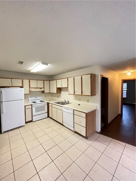 Building Photo - 670 W Martha Dr