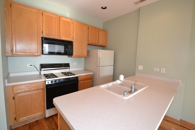 Building Photo - Pet Friendly 3 Bed 2 Bath Top Floor Unit
