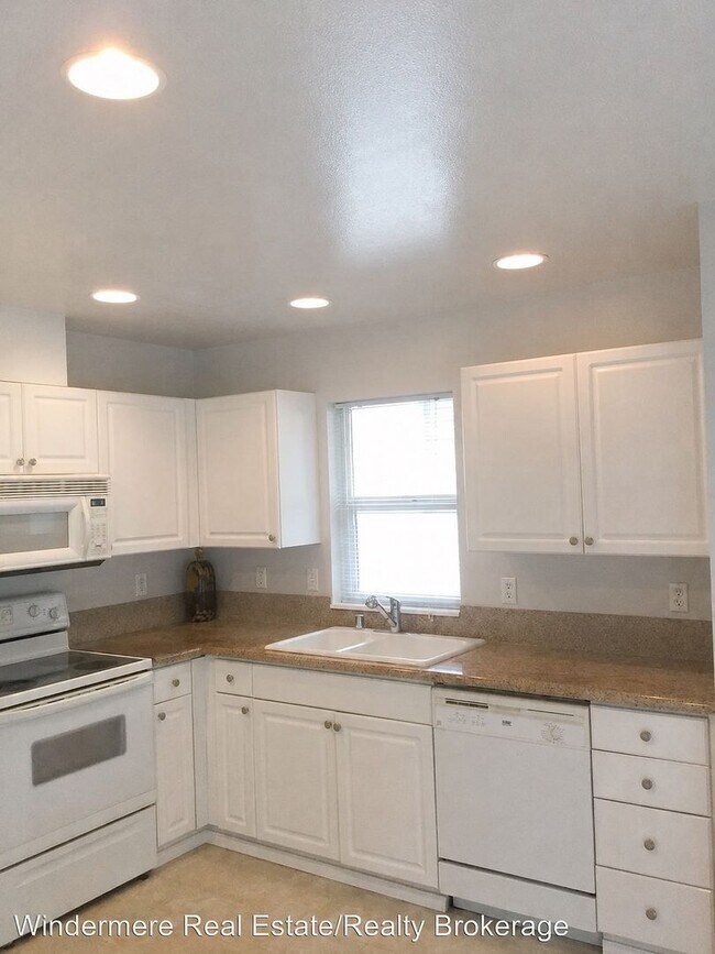 Building Photo - Mukilteo - 3 bdrm, 2 bath Townhome