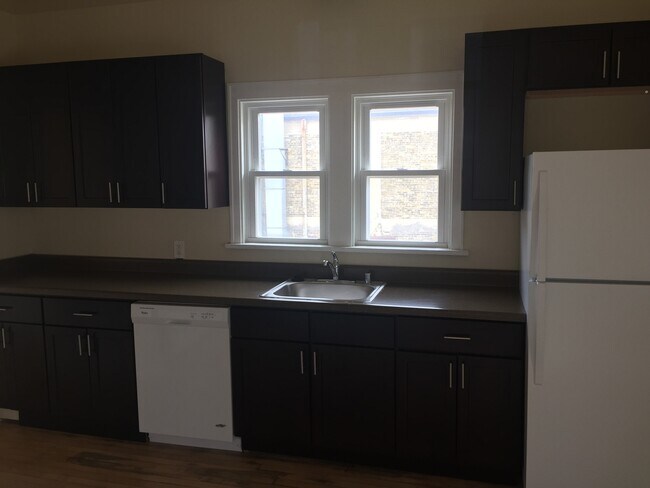 Building Photo - 721 E Center St