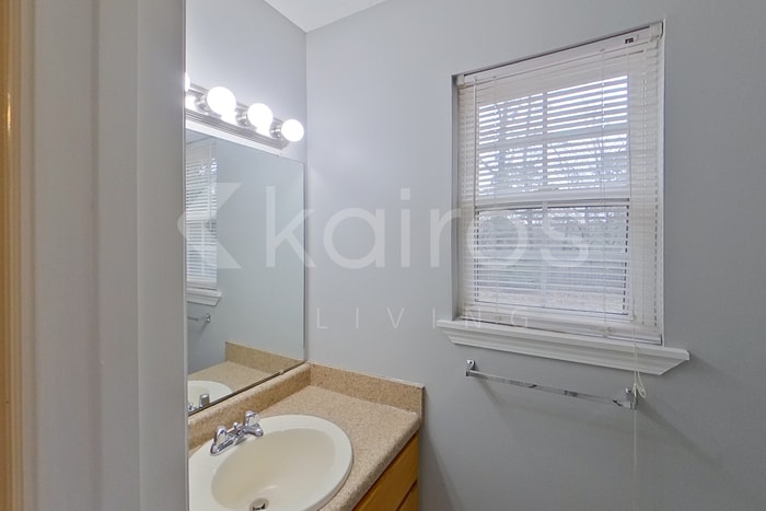 Building Photo - 516 22nd Ln NE