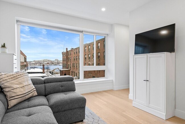 Building Photo - 71 Border St