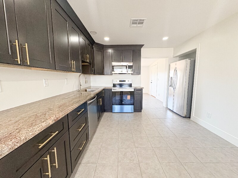 Building Photo - 458 S Mulberry