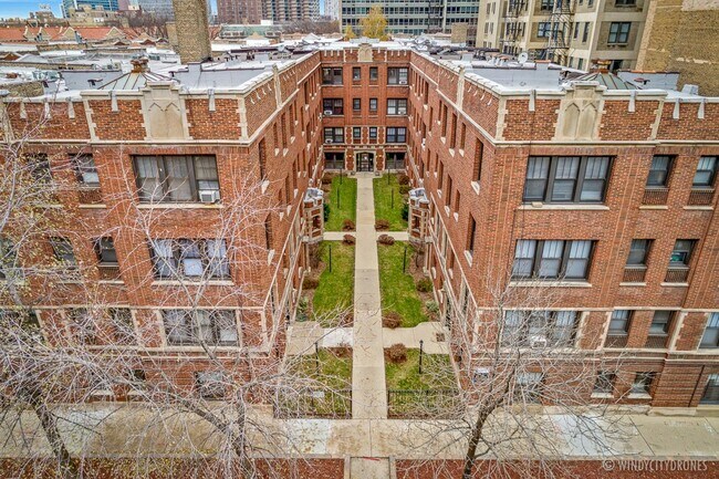 Building Photo - 516 W Cornelia Ave