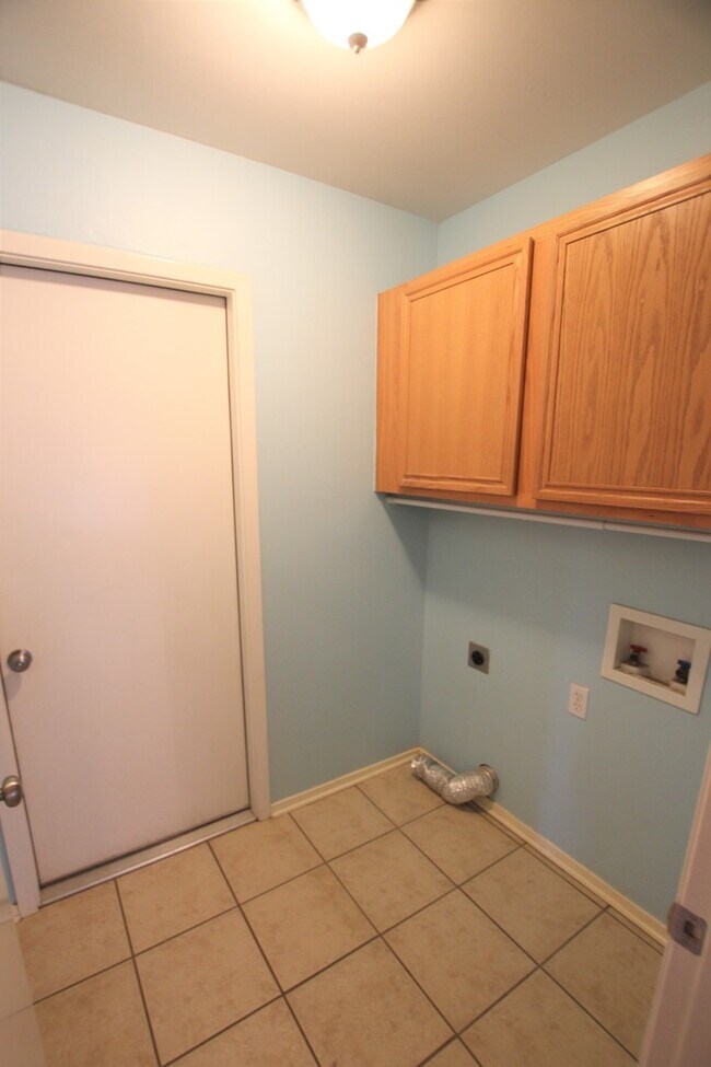Building Photo - 447 Redbud Cir