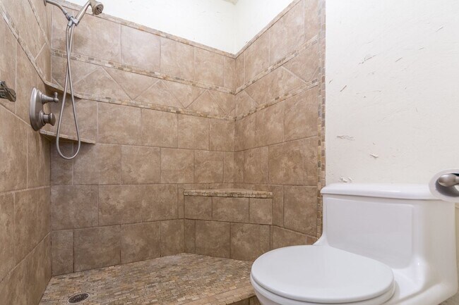 Building Photo - 121 Lake Vista W