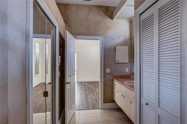 Building Photo - 2208 Hampstead Ct