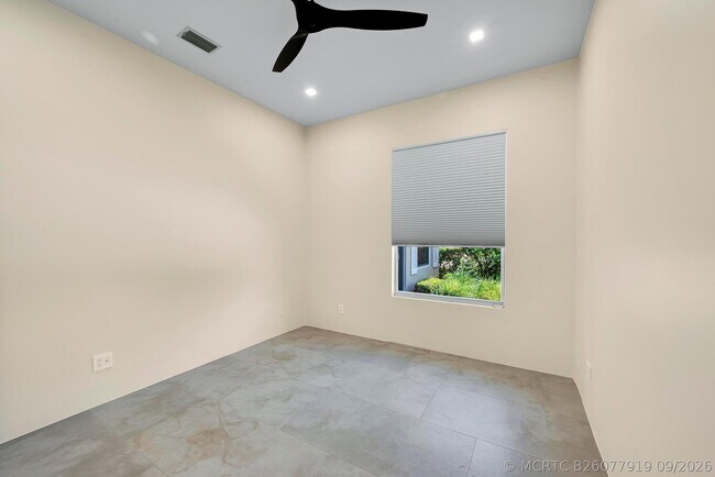 Building Photo - 176 NW Bentley Cir
