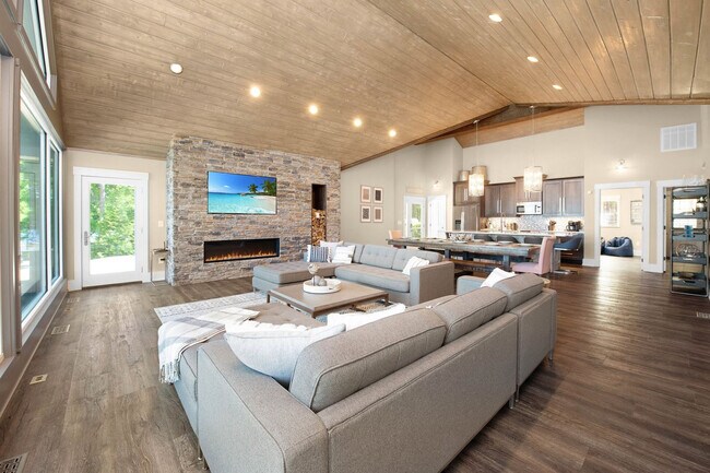 Building Photo - 135 Misty Cove Ln