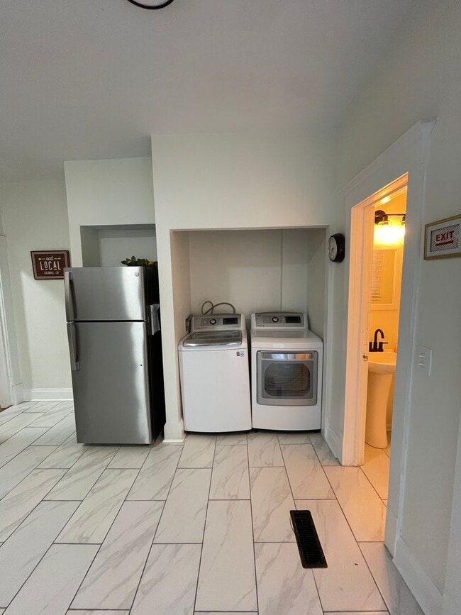 Building Photo - 297 Reinhard Ave